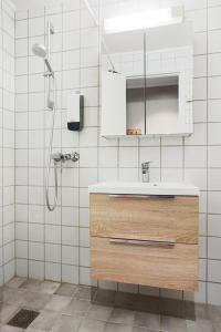 uma casa de banho com um lavatório e um chuveiro em **ROYAL SUITE ** MODERN ** FAST - WIFI ** SMART TV ** em Oslo