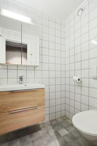 ein weißes Bad mit einem Waschbecken und einem WC in der Unterkunft **ROYAL SUITE ** MODERN ** FAST - WIFI ** SMART TV ** in Oslo