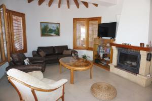 ein Wohnzimmer mit einem Sofa und einem Kamin in der Unterkunft Los Limoneros in Pego