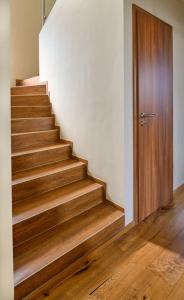 a staircase with a wooden door and a wooden stair case at ABG House Ecser 