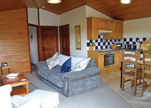 uma sala de estar com um sofá e uma cozinha em Brookside Leisure Park em Chirk