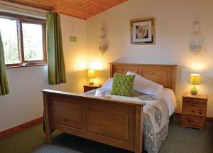 um quarto com uma cama, 2 candeeiros e uma janela em Brookside Leisure Park em Chirk