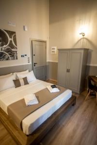 1 dormitorio con 1 cama grande en una habitación en City Loft 3 (Stamatina's Luxury Apartments), en Alexandroupoli
