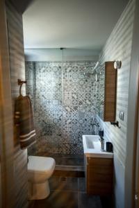 y baño con ducha, aseo y lavamanos. en City Loft 3 (Stamatina's Luxury Apartments), en Alexandroupoli