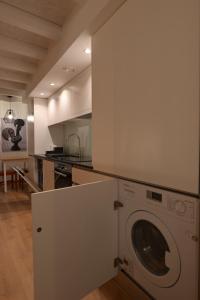 a kitchen with a washing machine in a room at In Barreta in Barcelos