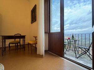 een kamer met een tafel en uitzicht op de oceaan bij Monastero SS. Annunziata in Todi