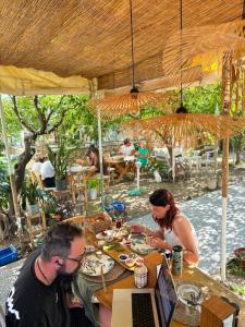 Un hombre y una mujer sentados en una mesa con una computadora portátil. en L'onda Oda Bodrum, en Bodrum City