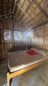 a large bed in a straw hut at El Viejo Moi Hospedaje & Restaurante in Cabo de la Vela