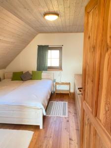 - une chambre avec un lit blanc et une fenêtre dans l'établissement HolidayHome Sauna Kyselka, à Šemnice