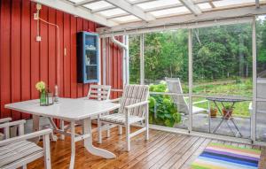 een eetkamer met een tafel en stoelen op een terras bij Cozy Home In Tving With Wifi in Tving