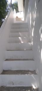 Jestine Homestay في كوتشي: مجموعة من السلالم مع حقيبة درج بيضاء
