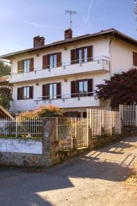 a white house with a fence in front of it at CASA PANORAMICA in Loranzè