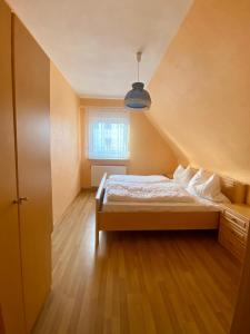 un dormitorio con una cama y una ventana en Ferienhaus Rudi, en Nordhausen