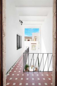 a staircase in a house with white walls and a television at Casa de Playa Ideal para familias in Arenys de Mar