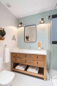 ein Bad mit einem Waschbecken und einem Spiegel in der Unterkunft Casa de Playa Ideal para familias in Arenys de Mar