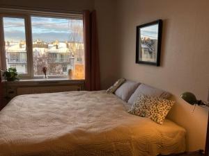 Postel nebo postele na pokoji v ubytování Spacious & cosy apartment - ideal location Majorstuen