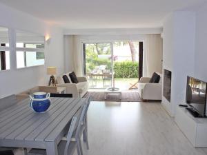 a living room with a table and a couch at Villa Vale Garrão in Almancil