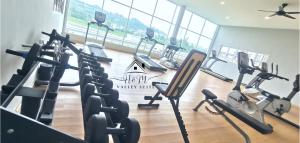 Fitness centrum a/nebo fitness zařízení v ubytování H&M Valley Suite - Pool View