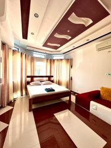 Airport Lux Rooms في Kiembi Samaki: غرفة نوم بسرير واريكة