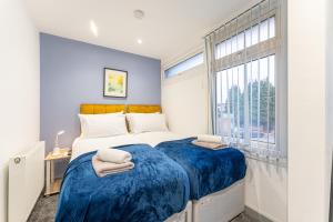 Un dormitorio con una cama grande y una ventana en Stylish Free Parking Spacious Leisure Contractor en Walsgrave on Sowe