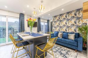 sala de estar con sofá azul y sillas amarillas en Stylish Free Parking Spacious Leisure Contractor en Walsgrave on Sowe