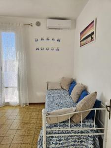 ein Schlafzimmer mit einem Etagenbett in einem Zimmer in der Unterkunft DREAM HOUSE Casa Vacanze in Arma di Taggia