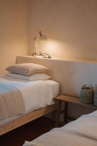 ein Schlafzimmer mit 2 Betten und einer Lampe an der Wand in der Unterkunft Just Like Home - Casa da Raposa in Caminha