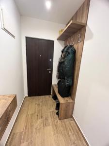 una stanza con una porta e uno scaffale con i bagagli di Apartman Nikolina a Kopaonik