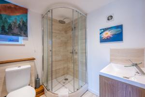 a bathroom with a shower and a toilet and a sink at *RE98BL* For your most relaxed & Cosy stay + Free Parking + Free Fast WiFi * in Farnley