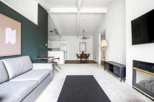 Televisyen dan/atau pusat hiburan di Culver City 2BR w Gym Pool nr shops LAX-329