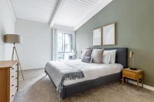 Katil atau katil-katil dalam bilik di Culver City 2BR w Gym Pool nr shops LAX-329 +23 gambar