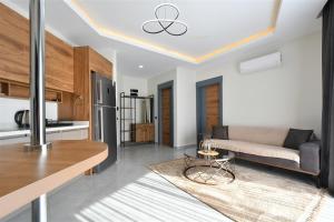 een woonkamer met een bank en een keuken bij Nova 1 room in Alanya