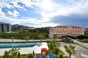 een uitzicht op een resort met een zwembad en een gebouw bij Nova 1 room in Alanya