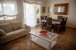sala de estar con sofá y mesa en Benimar 1 en Cala de Finestrat