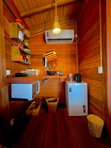 Η κουζίνα ή μικρή κουζίνα στο Chalé Flor da Lua - Atins