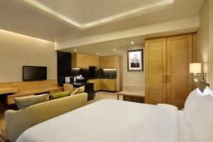 DoubleTree Suites by Hilton Bengaluru Outer Ring Road的电视和/或娱乐中心