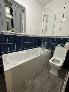 łazienka z wanną, toaletą i umywalką w obiekcie Parkside House w mieście Wibsey