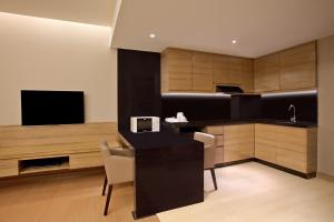 DoubleTree Suites by Hilton Bengaluru Outer Ring Road的厨房或小厨房