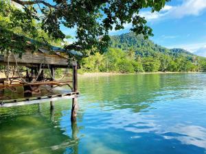 un muelle en medio de una masa de agua en Sabai Corner Bungalows - SHA Extra Plus, en Ko Yao Noi