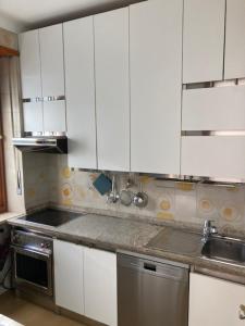 A kitchen or kitchenette at Una Villa a Torino