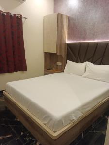 a large bed in a room with at THE UNITED HOTEL in Mumbai