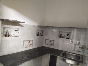 A cozinha ou cozinha compacta de Ram Janki Bhavan Home Stay