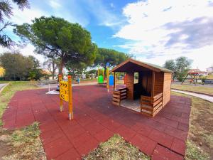 einen Park mit Spielplatz mit kleinem Schuppen in der Unterkunft La Terrazza Bella Sicula in Furci Siculo