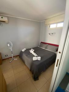ein Schlafzimmer mit einem Bett mit Handtüchern darauf in der Unterkunft La Terrazza Bella Sicula in Furci Siculo