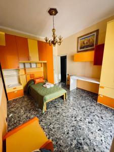 Schlafzimmer mit orangefarbenen und gelben Schränken und einem Bett in der Unterkunft Casa Zaccardi in Vasto