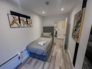 Habitación pequeña con cama y pasillo en Orange Rentals-Pets Welcome at the Gold Suite, Sleeps 3, High spec, en Liverpool