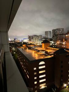 a view of a city skyline at night at KA Propertiess - 2Bed & 2Baths Ensuite, Parking, Balcony, Wi-Fi, Netflix, Media City in Manchester