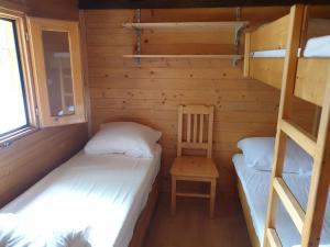two bunk beds in a cabin with a ladder at Brevar Vakantie - Porlezza in Porlezza