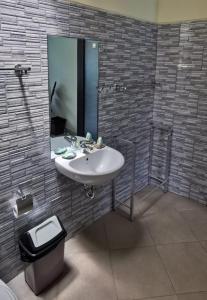 La salle de bains est pourvue d'un lavabo et d'un miroir. dans l'établissement Villa Silence, à Lovina