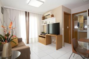 ブラジリアにあるHotel Premier Residence Brasília - Ozped Flatsのリビングルーム(ソファ、テレビ付)